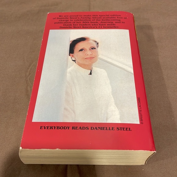 Lot of 2 Danielle Steel Books: Family Album and The Ranch - Picture 6 of 10